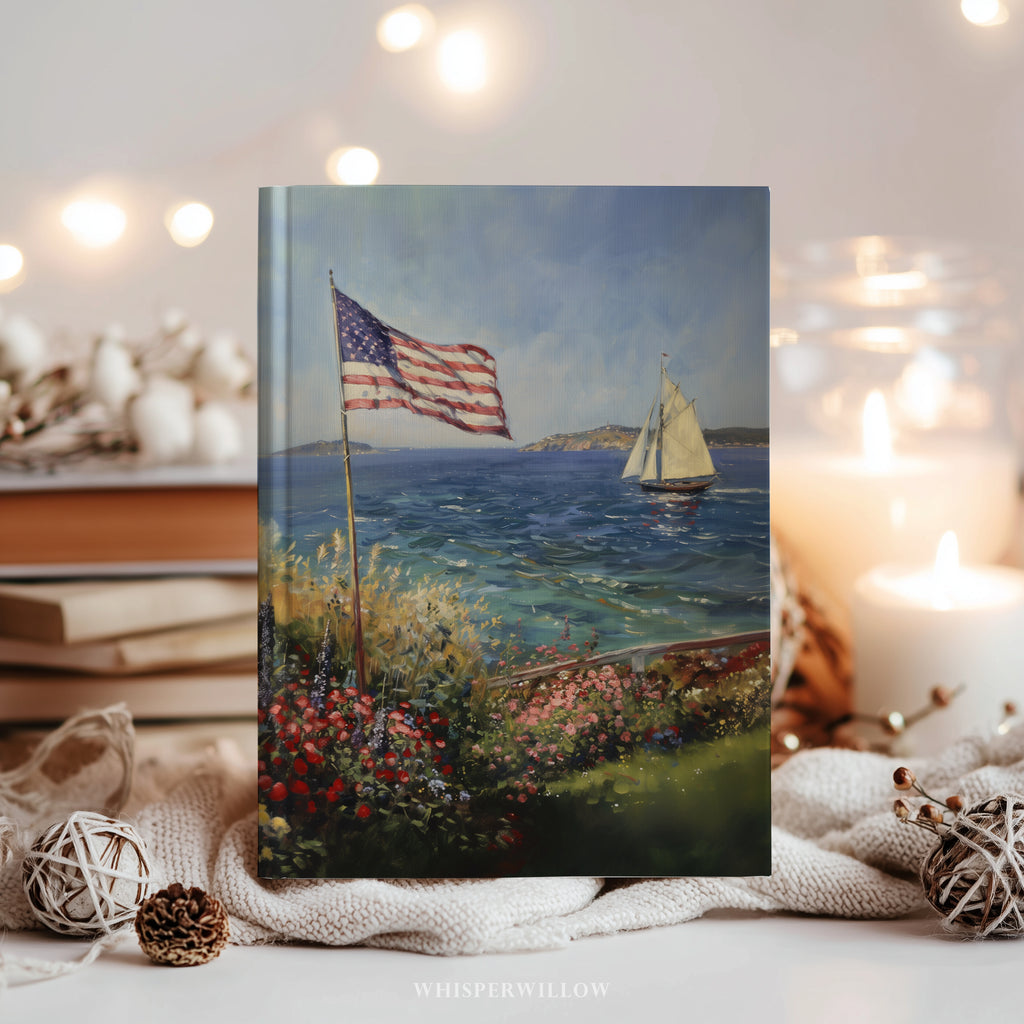 Hardcover-Notizbuch (20,3 x 14,6 cm) | Amerikanische Flagge, patriotischer Garten am Meer | Notizbuch mit Segelbootmotiv – Geschenkidee