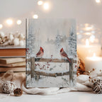 Winterkardinale Hardcover-Notizbuch – Verschneite Zaunmotive, Weihnachtsmotiv, Geschenkidee mit roten Vögeln