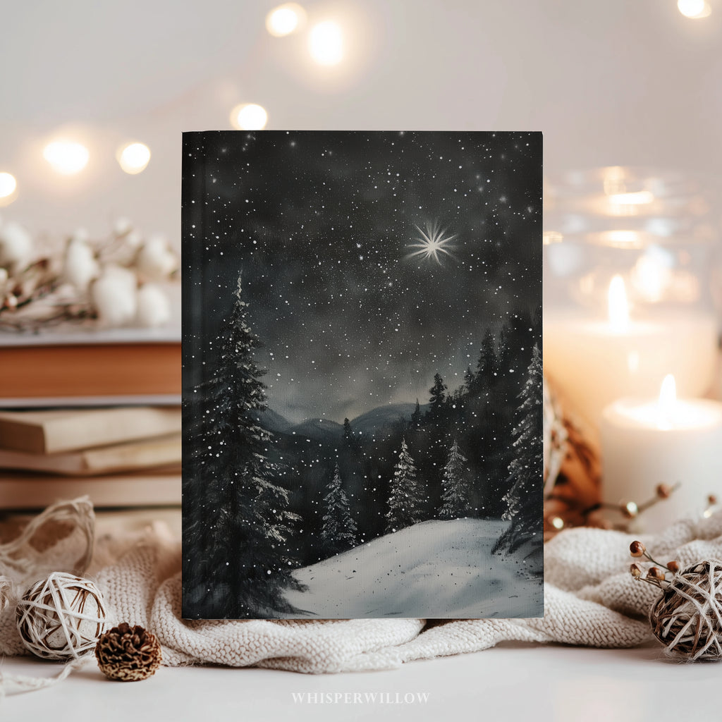 Sternenklarer Winterwald – Hardcover-Notizbuch mit verschneiten Kiefern und himmlischer Kunst, Geschenkidee: Nachthimmel