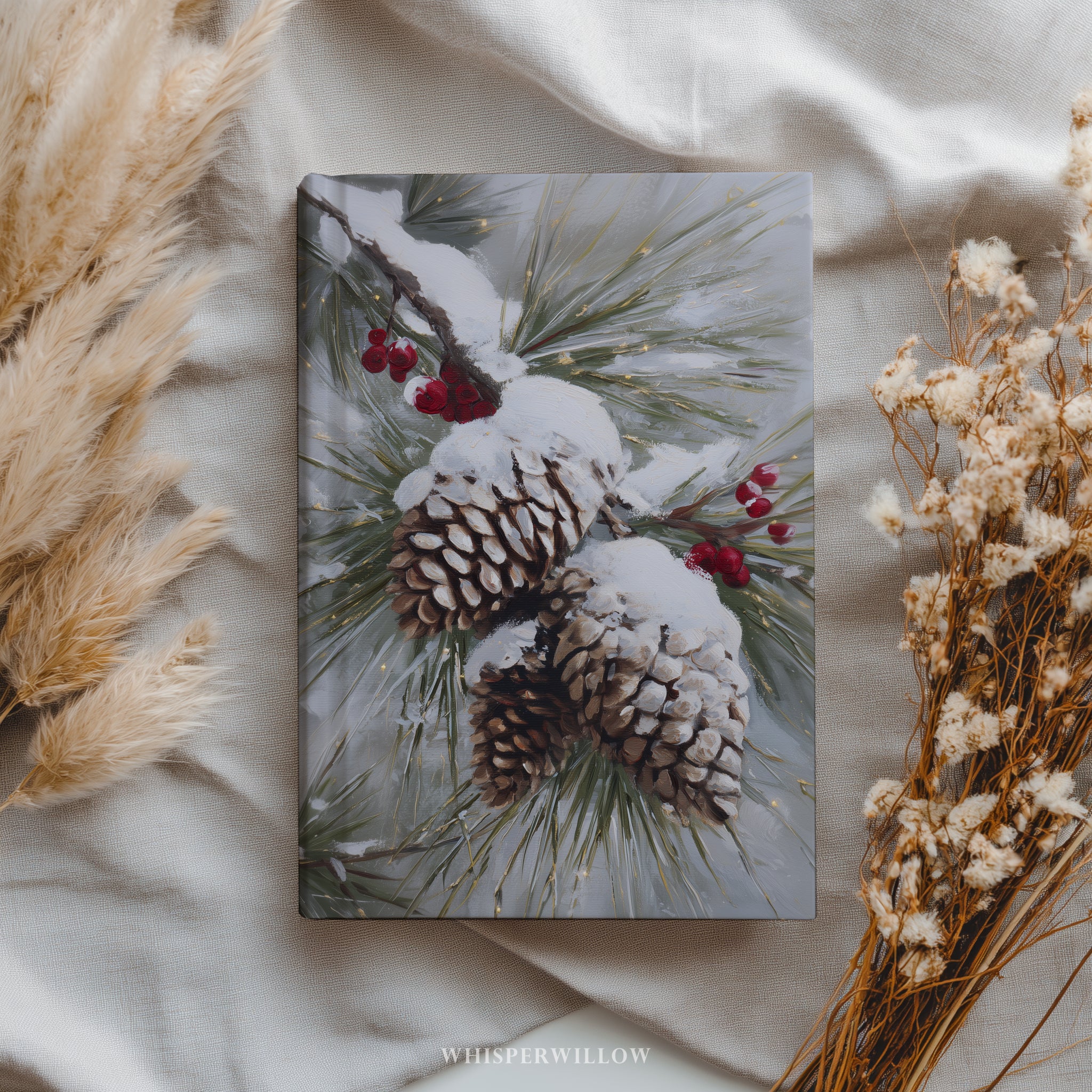 Notizbuch mit verschneiten Kiefernzapfen und immergrünen Blättern – Winterliche Naturkunst, Geschenkidee mit roten Beeren