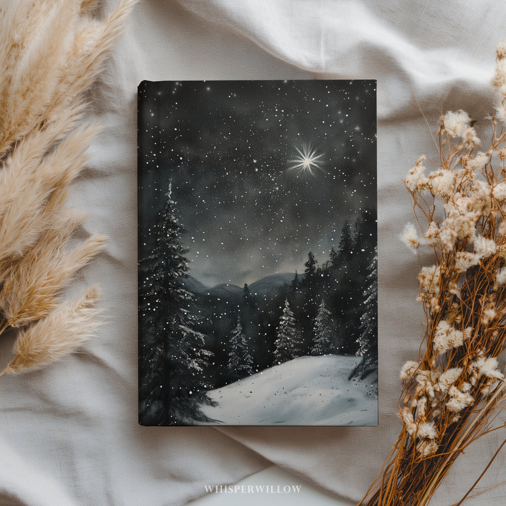 Sternenklarer Winterwald – Hardcover-Notizbuch mit verschneiten Kiefern und himmlischer Kunst, Geschenkidee: Nachthimmel