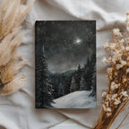 Sternenklarer Winterwald – Hardcover-Notizbuch mit verschneiten Kiefern und himmlischer Kunst, Geschenkidee: Nachthimmel