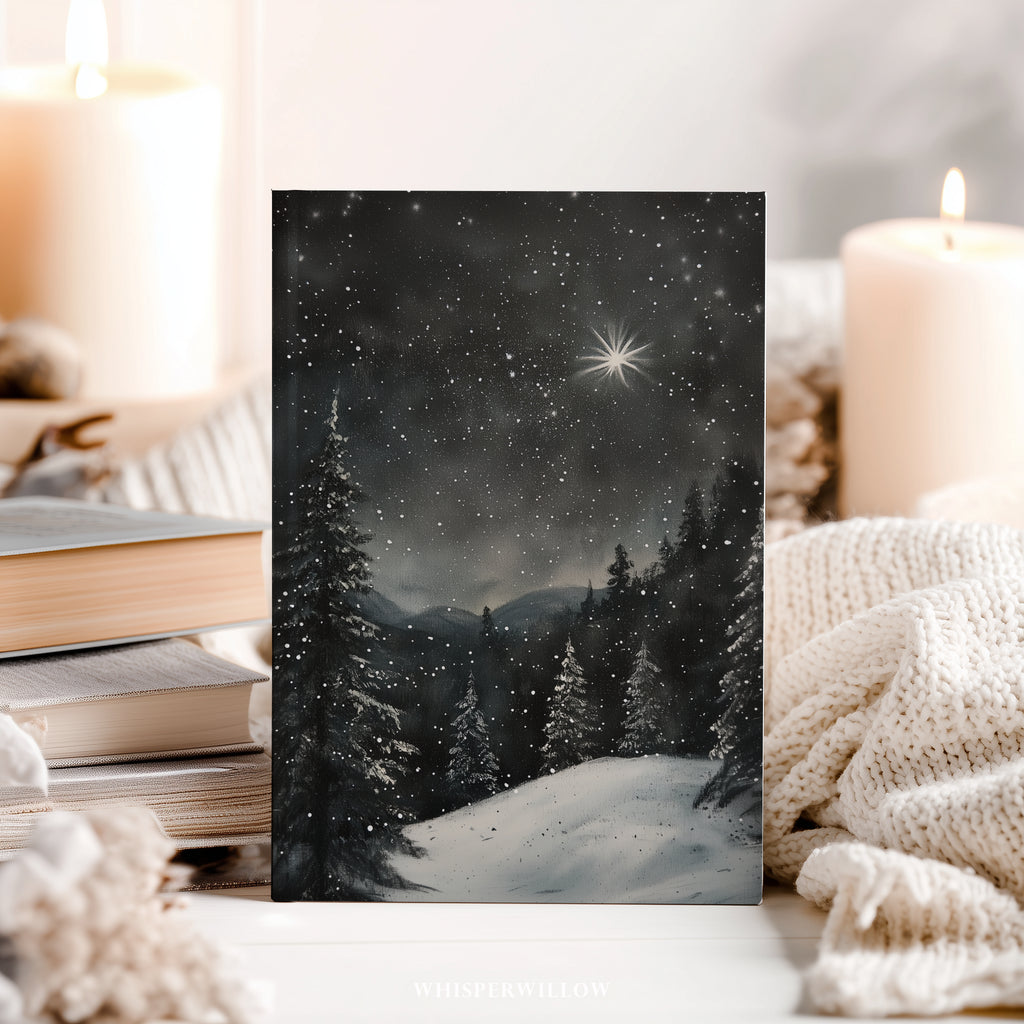 Sternenklarer Winterwald – Hardcover-Notizbuch mit verschneiten Kiefern und himmlischer Kunst, Geschenkidee: Nachthimmel