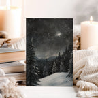 Sternenklarer Winterwald – Hardcover-Notizbuch mit verschneiten Kiefern und himmlischer Kunst, Geschenkidee: Nachthimmel