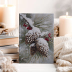 Notizbuch mit verschneiten Kiefernzapfen und immergrünen Blättern – Winterliche Naturkunst, Geschenkidee mit roten Beeren