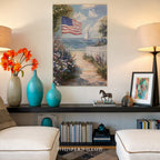 Leinwandbild mit amerikanischer Flagge und Küstenmotiv – Segelboot, patriotische Sommerblume, weißer Lattenzaun, rustikales Strandmotiv zum 4. Juli