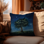 Dekokissen „Leuchtender Glühwürmchenbaum“ – Magischer Nachthimmel mit Sternenlichtern