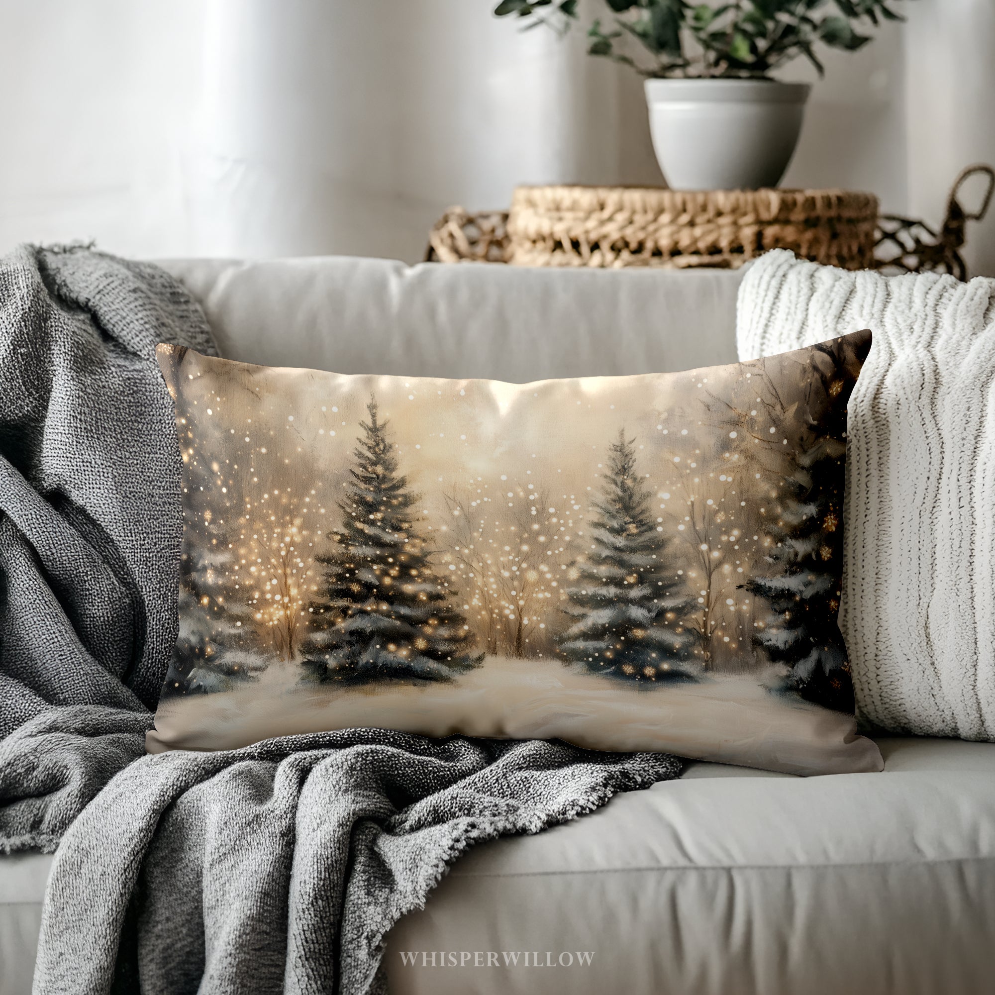 Weihnachtskissen mit Winterwaldmotiv | Schneebedeckte Bäume mit goldenen Lichtern | Geschenkkissen für die Feiertage