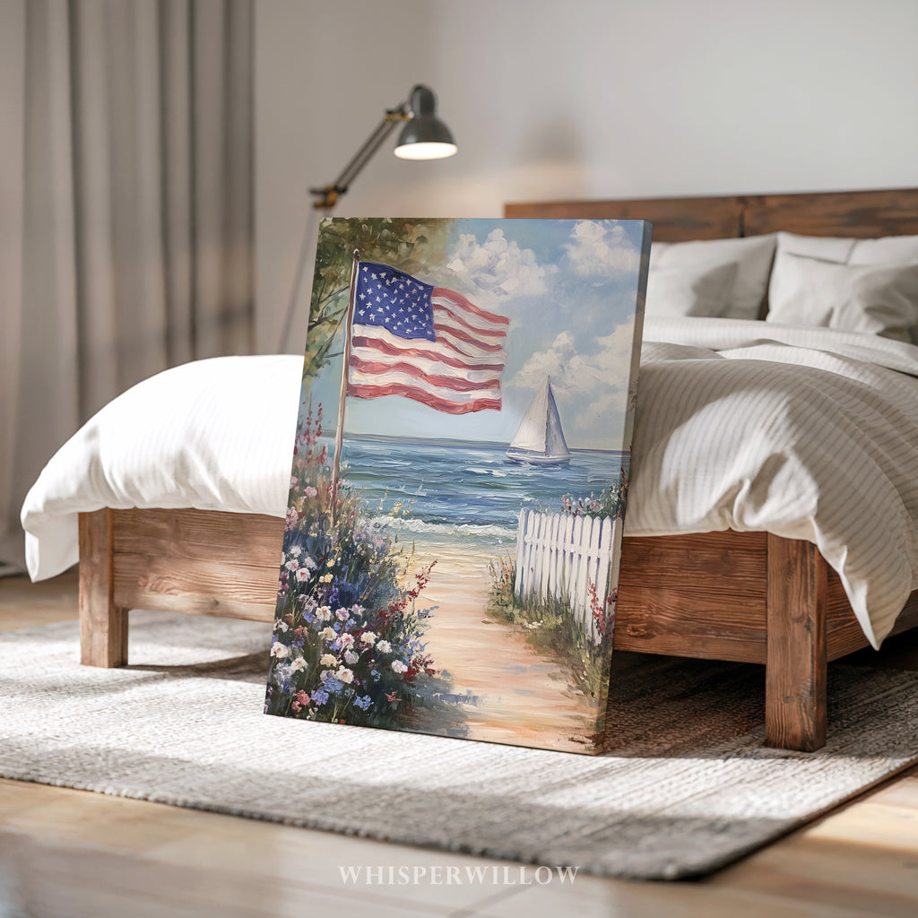 Leinwandbild mit amerikanischer Flagge und Küstenmotiv – Segelboot, patriotische Sommerblume, weißer Lattenzaun, rustikales Strandmotiv zum 4. Juli