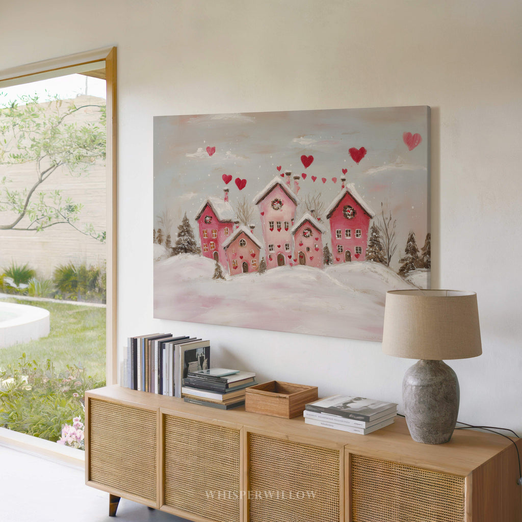 Verspieltes rosa Winterdorf auf Leinwand | Romantisches Herzmotiv mit verschneiten Häusern | Wandbild zum Valentinstag