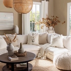 Dekokissen mit weißem botanischem Blumenmuster – Minimalistischer, neutraler Kissenbezug mit Blumenmuster