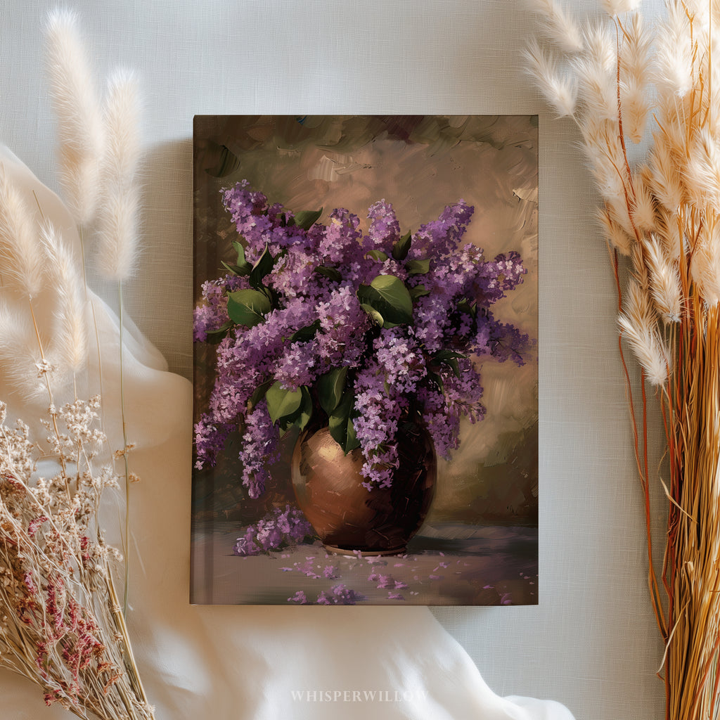 Flieder-Stillleben-Notizbuch (Hardcover) – Lila Blumenstrauß, Vintage-Notizbuch im Landhausstil, elegantes Geschenk