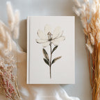 Elegantes Magnolien-Notizbuch mit Hardcover – Weiße Blütenblüte, schlichte, minimalistische Skizze, botanisches Geschenk