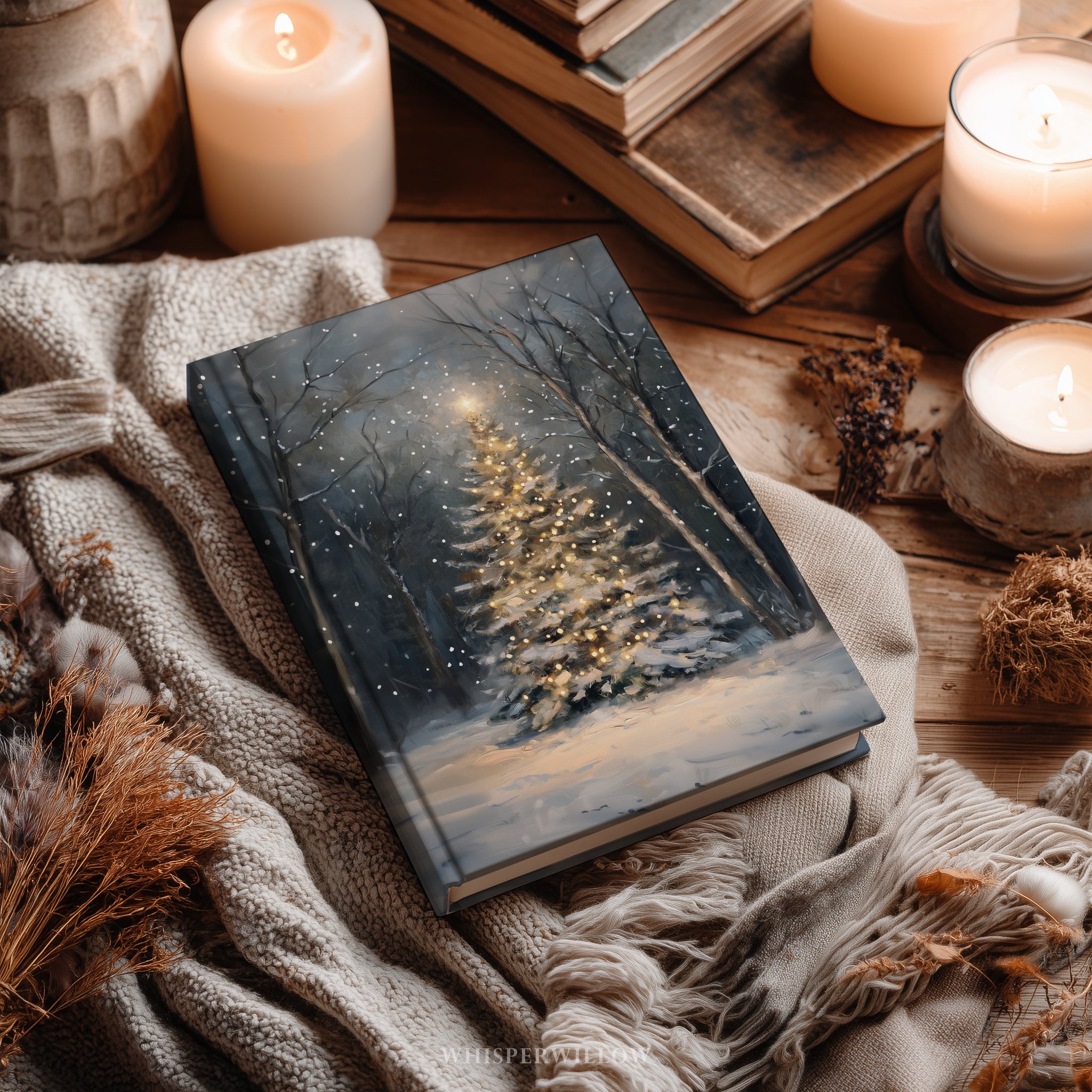 Magischer Weihnachtsbaum im Wald – Hardcover-Notizbuch mit leuchtendem Weihnachtsbaum, winterlichem Waldmotiv