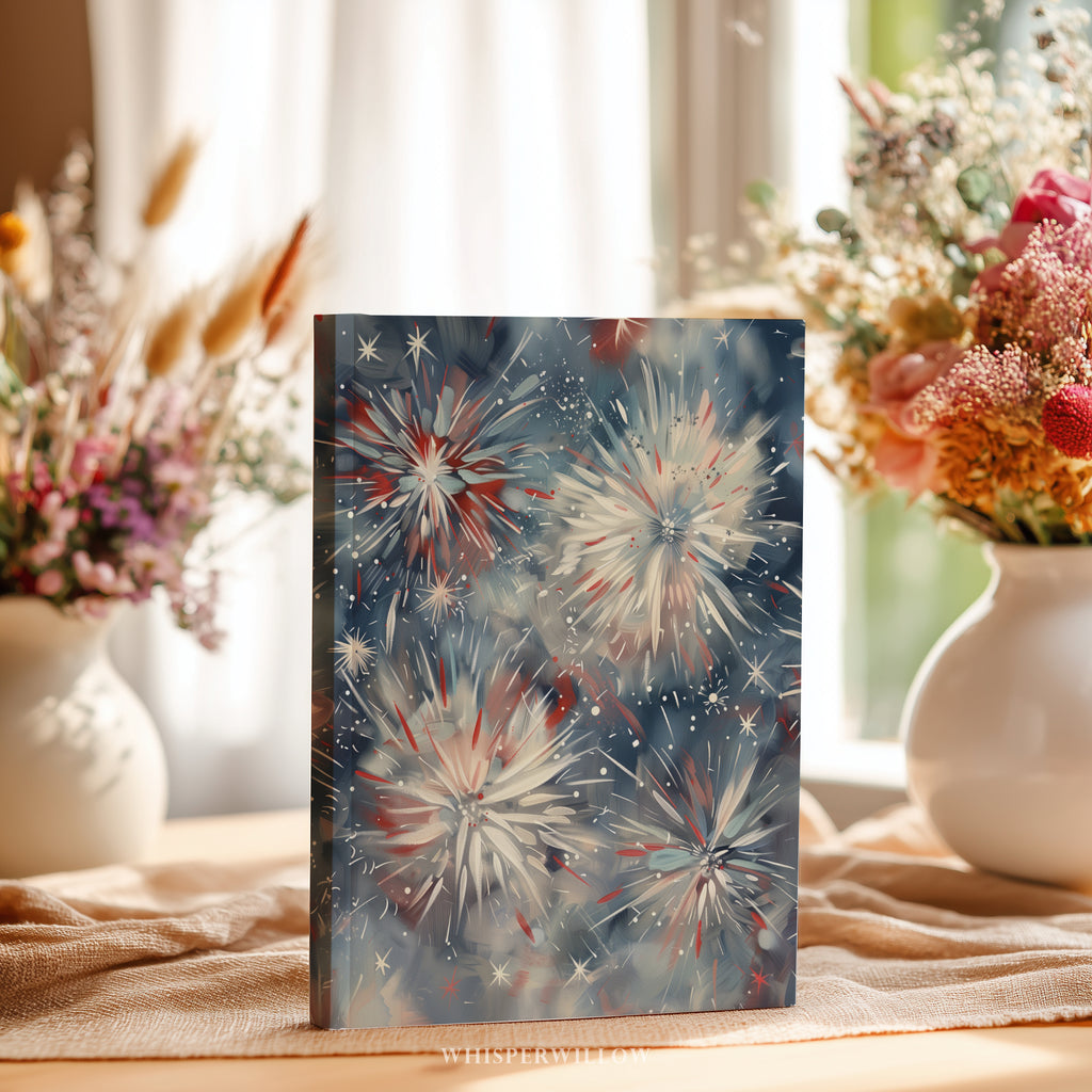 Notizbuch mit patriotischem Feuerwerksmotiv – Abstrakte Kunst mit rot-weiß-blauem Sternenmuster, Geschenkidee