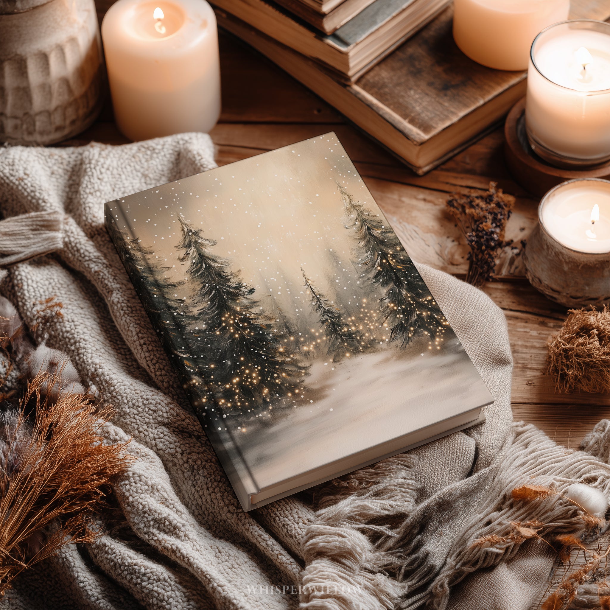 Notizbuch mit festem Einband: Winterwald mit Schneefall | Weihnachtslichter-Notizbuch | Weihnachtsgeschenk mit linierten Seiten