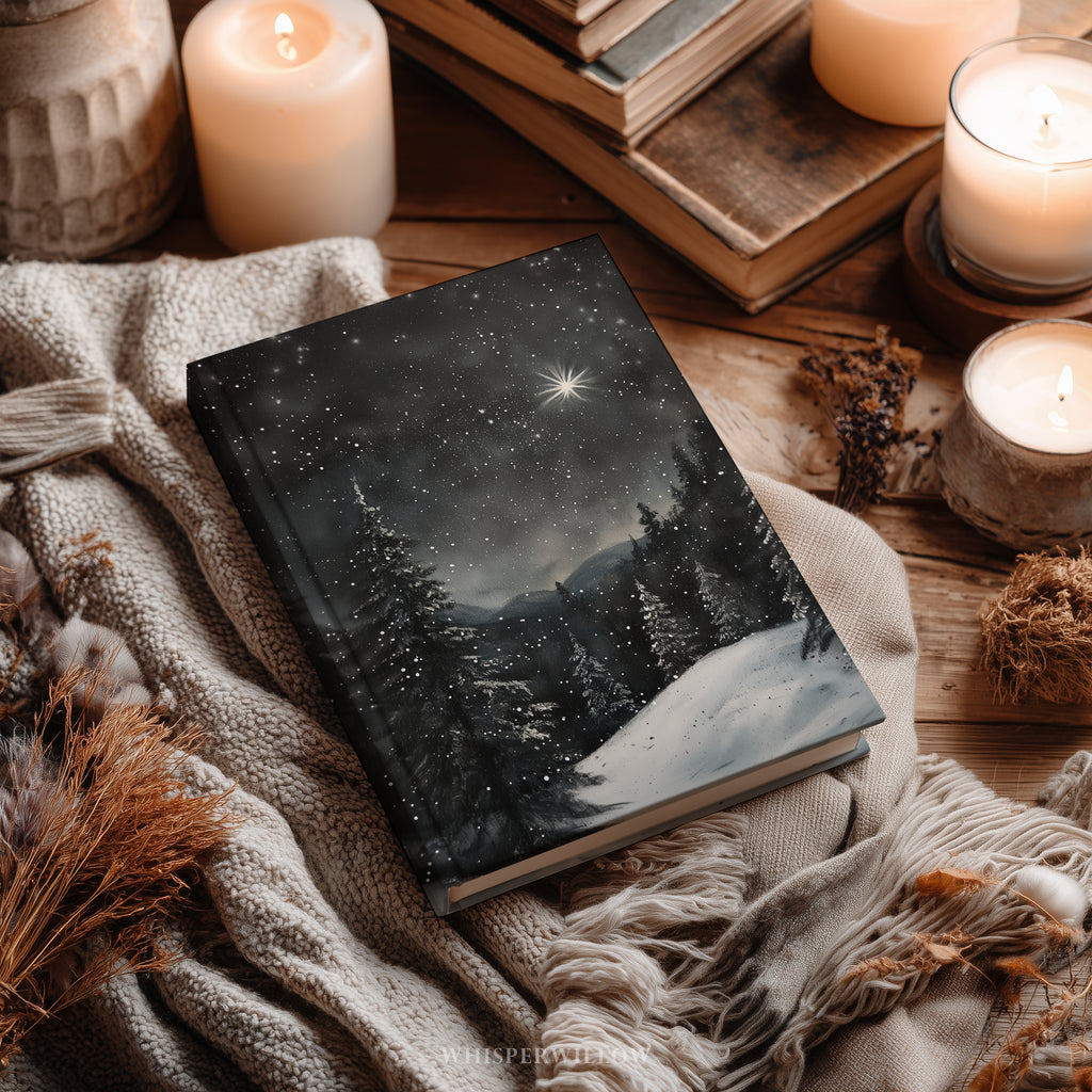 Sternenklarer Winterwald – Hardcover-Notizbuch mit verschneiten Kiefern und himmlischer Kunst, Geschenkidee: Nachthimmel