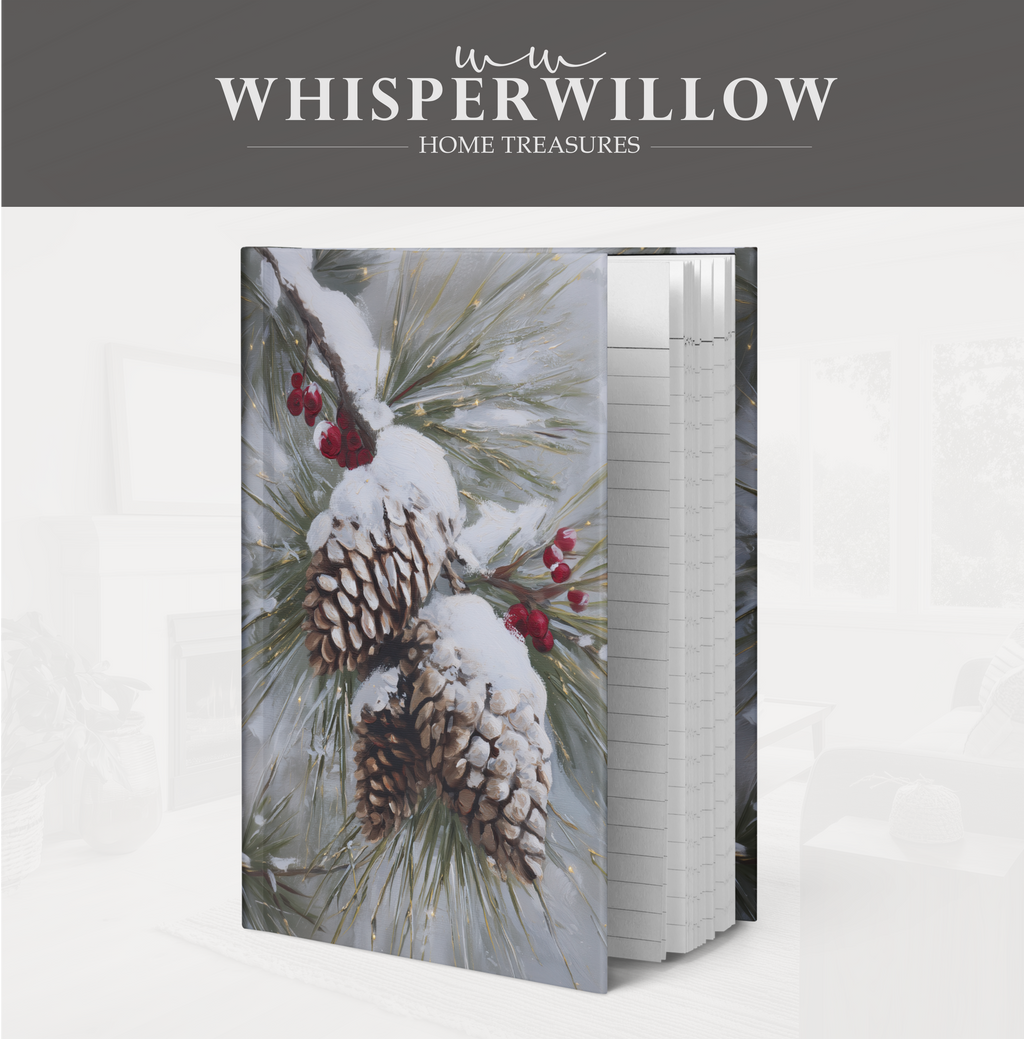 Notizbuch mit verschneiten Kiefernzapfen und immergrünen Blättern – Winterliche Naturkunst, Geschenkidee mit roten Beeren