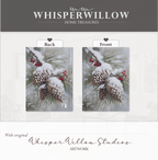 Notizbuch mit verschneiten Kiefernzapfen und immergrünen Blättern – Winterliche Naturkunst, Geschenkidee mit roten Beeren