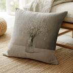 Dekokissen mit Schleierkraut-Motiv | Blumenstrauß in Vase | Kissen im minimalistischen Landhausstil (neutral)