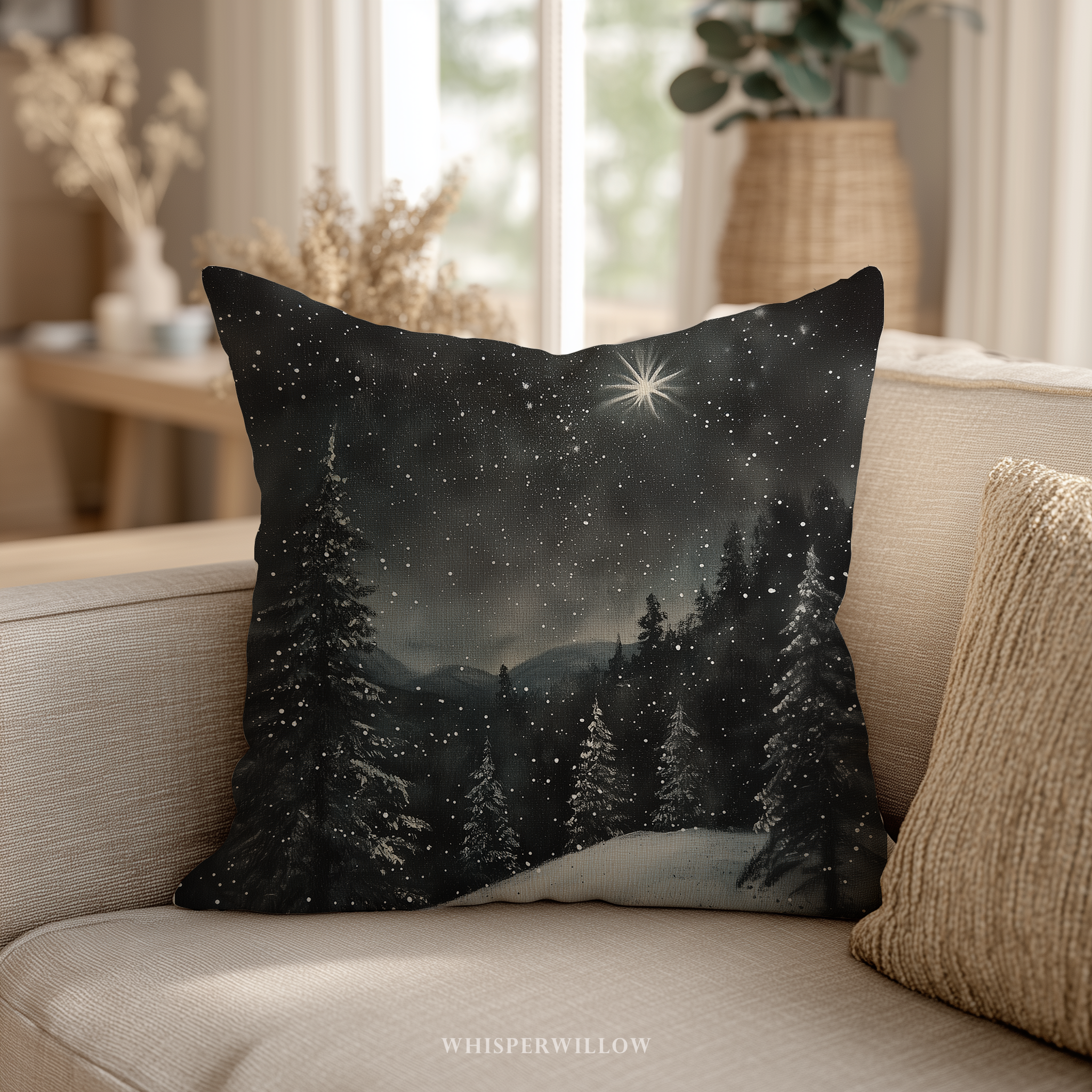 Dekokissen „Sternenklare Winternacht“ – Verschneite Waldlandschaft mit Polarstern