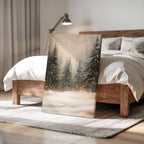 Winterliches Leinwandbild | Verschneiter Kiefernwald mit funkelnden Lichtern | Gemütliche, rustikale Weihnachtsdeko – das perfekte Geschenk für Ihr Zuhause