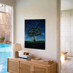 Leuchtender Glühwürmchenbaum als Leinwandbild – Sternenklare Nachtwiese, fantasievoll und verspielt