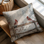 Dekokissen mit Winterkardinalen – Rustikales Weihnachtskissen im verschneiten Landhausstil