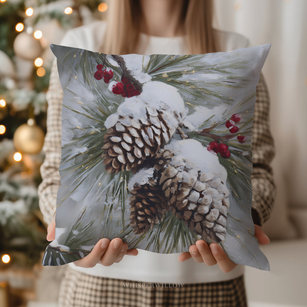 Winterliches Dekokissen mit verschneiten Tannenzapfen – Weihnachtskissen mit roten Beeren
