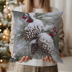 Winterliches Dekokissen mit verschneiten Tannenzapfen – Weihnachtskissen mit roten Beeren