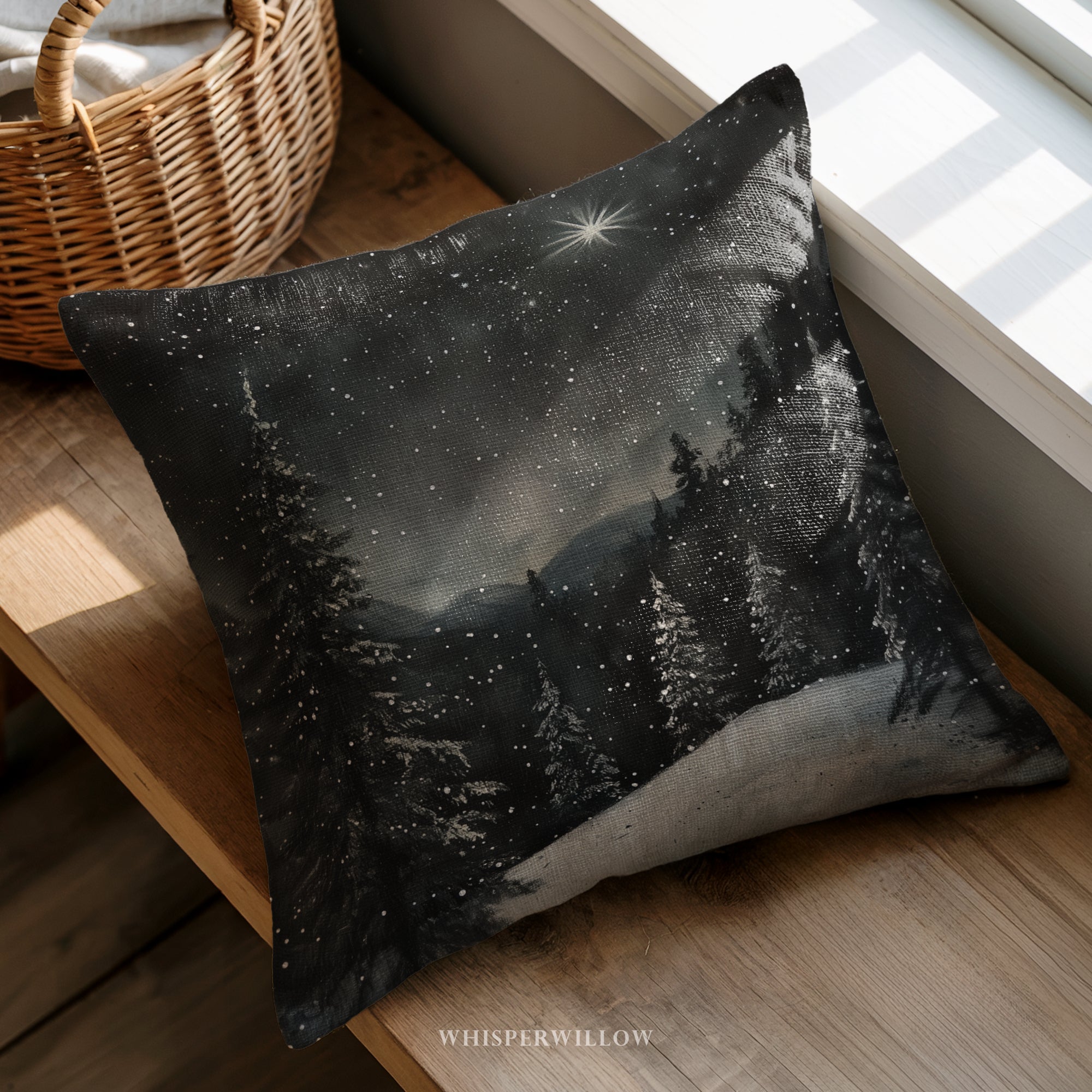 Dekokissen „Sternenklare Winternacht“ – Verschneite Waldlandschaft mit Polarstern