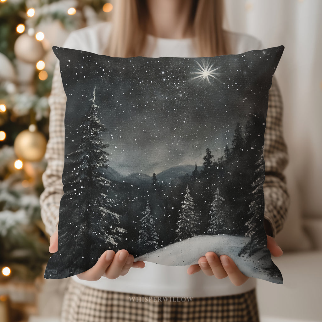 Dekokissen „Sternenklare Winternacht“ – Verschneite Waldlandschaft mit Polarstern