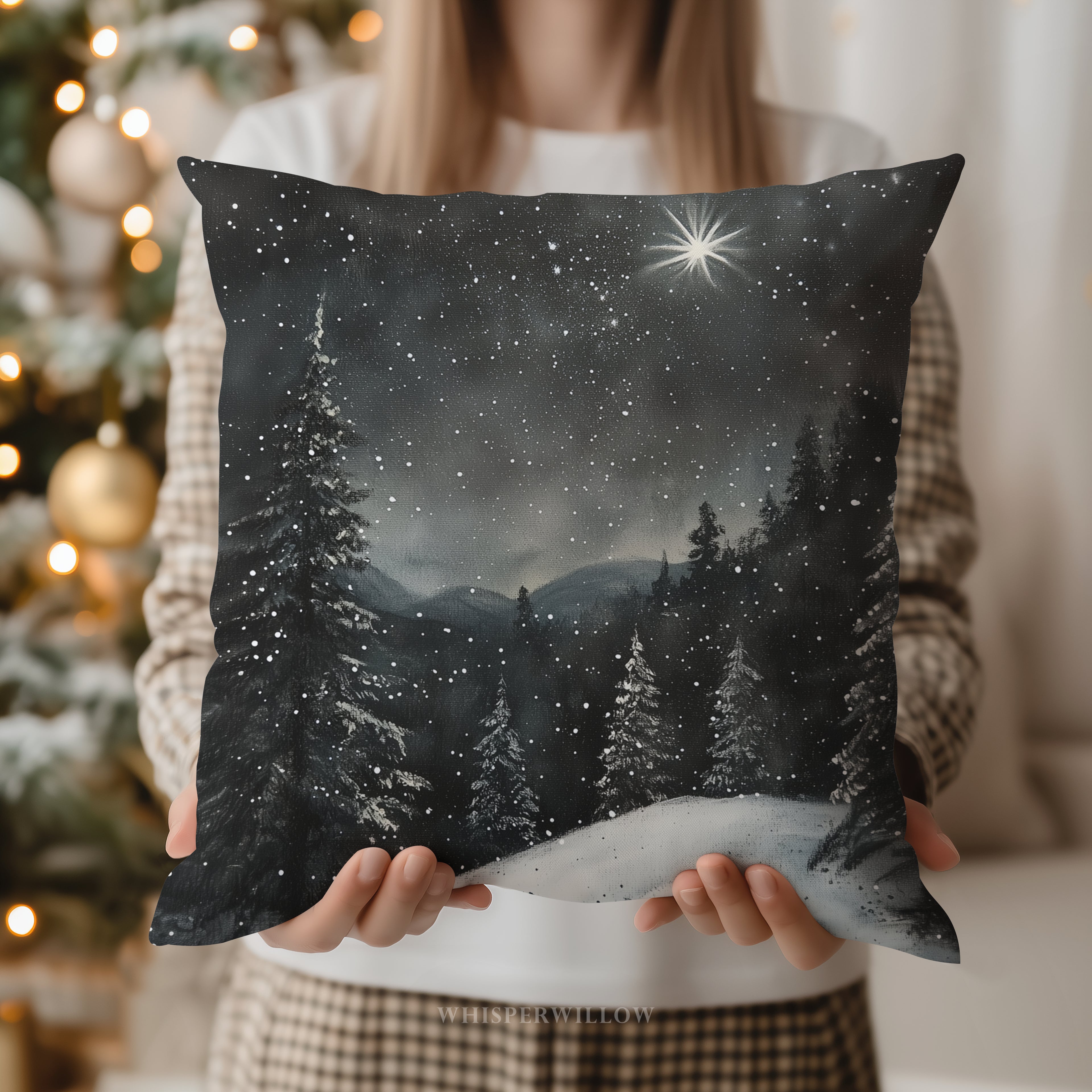 Dekokissen „Sternenklare Winternacht“ – Verschneite Waldlandschaft mit Polarstern