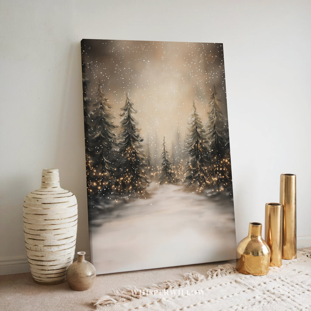 Leinwandbild Winterwald mit Lichterketten | Verschneite Kiefernwaldszene | Rustikale Weihnachtsdeko