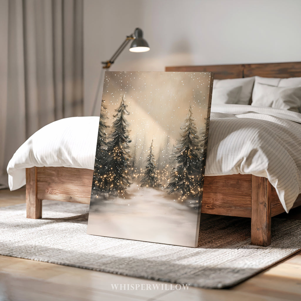 Leinwandbild Winterwald mit Lichterketten | Verschneite Kiefernwaldszene | Rustikale Weihnachtsdeko